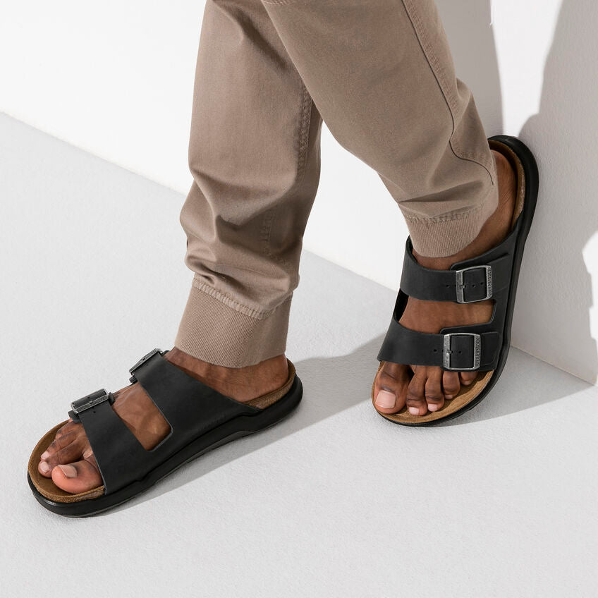 BIRKENSTOCK ARIZONA RUGGED BLACK OIL LEATHER REGULAR